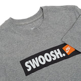 M NSW TEE SWOOSH BMPR STKR
